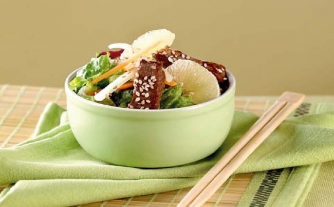 Ensalada thai de carne con verduras